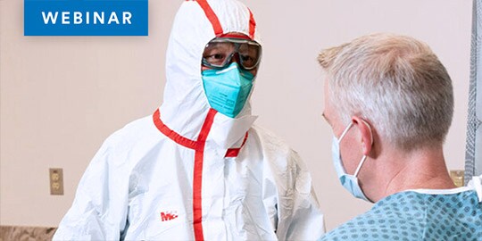 Chuyên viên y tế đang sử dụng PPE (trang thiết bị bảo hộ cá nhân) khi tiếp xúc gần với bệnh nhân
