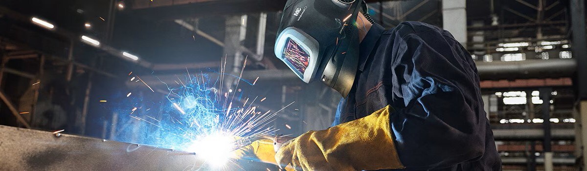 công nhân quan sát quy trình hàn cắt kim loại an toàn
