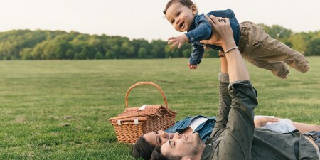 Gia đình đi dã ngoại trên đồng cỏ xanh
