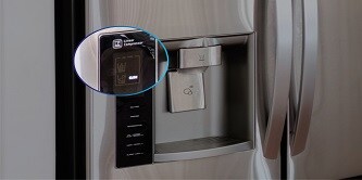 Ở mặt trước của tủ lạnh bằng thép không gỉ, bên cạnh ngăn lấy nước và đá là bảng điều khiển cảm ứng được làm nổi bật.
