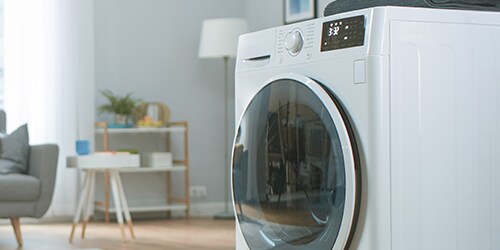 Thiết bị máy giặt gia dụng hiện đại trong một hộ gia đình.
