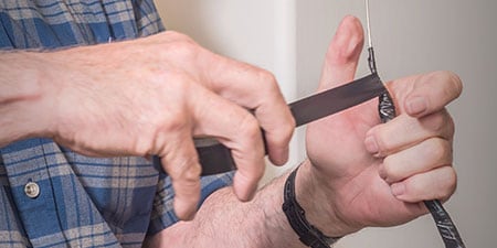 hình ảnh Băng keo điện Vinyl thông dụng 3M đang được quấn trên cáp
