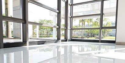 cửa sổ và sàn cơ sở sạch sẽ lấp lánh
