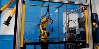 Hình ảnh một robot được sử dụng để trộn và bôi keo kết cấu lỏng
