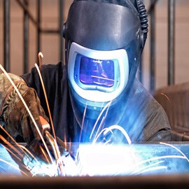 Thợ hàn được trang bị nón bảo hộ Speedglas