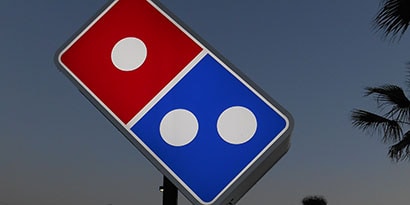 Biển hiệu chiếu sáng của Domino's Pizza được dán bằng phim xuyên sáng, có màu, có thể in được của 3M

