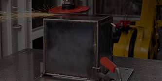 Hệ thống robot và tự động hóa đang sử dụng Đĩa Chà Nhám Bề Mặt Cường Độ Cao Chính Xác Scotch-Brite™
