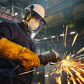 công nhân mài kim loại tóe tia lửa