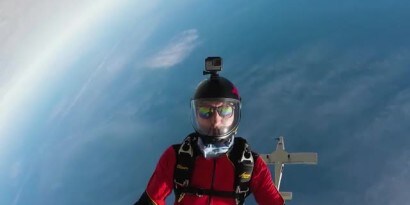 Người nhảy dù giữa trưa với máy ảnh GoPro
