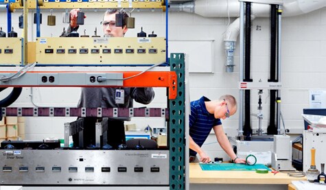Image of two 3M employees in a lab setting
