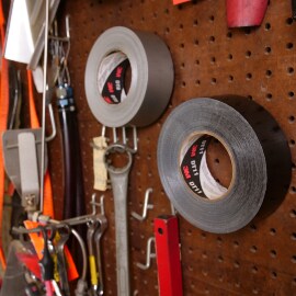 Hình ảnh bảng ghim cùng với dụng cụ, trong đó có hai cuộn băng keo vải 3M