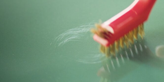 Bàn chải kim loại tạo vệt xước xoáy trên thân xe
