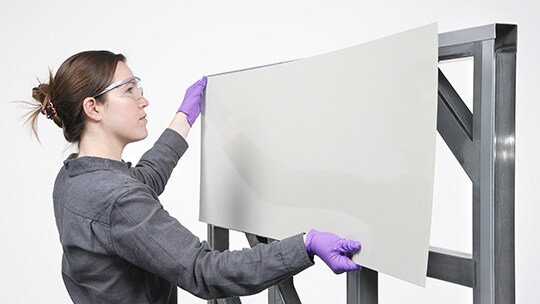 liên kết các chất nền khác nhau với keo và băng dính 3m.

