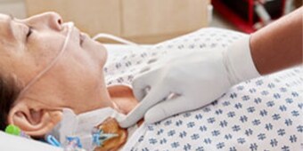Bác sĩ đang theo dõi bệnh nhân có đặt catheter
