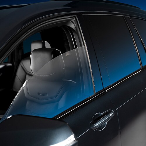 chi tiết màu cửa sổ bên lái xe SUV