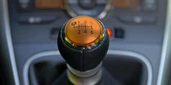 Thiết bị ô tô với viền đồng.
