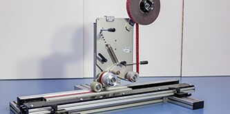 Hình ảnh một cái máy dán Băng keo 3M™ VHB vào một đoạn ống vuông khi nó được đẩy qua đường dẫn
