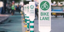làn đường dành cho xe đạp được bảo vệ với hệ thống phân luồng và vạch kẻ được lắp đặt
