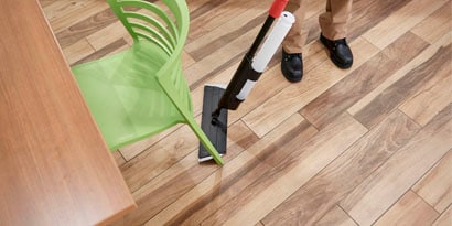 vệ sinh văn phòng bằng dung dịch lau sàn 3M
