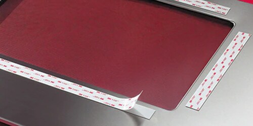 Dán bề mặt kim loại bằng băng keo 3M.
