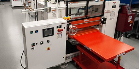 Hình ảnh một máy phủ bọc cuộn hay một máy cuộn băng keo
