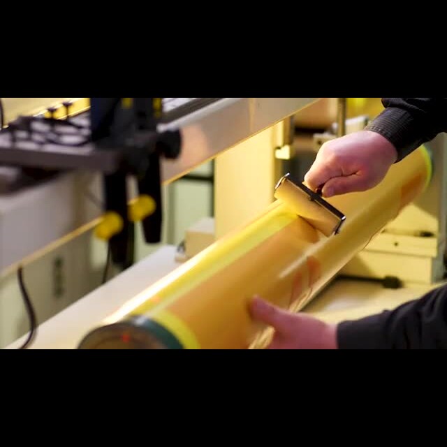 video công nhân kiểm tra để đảm bảo tấm in dính vào băng in Flexo