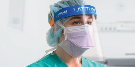 Bác sĩ đeo tấm chắn bảo vệ mặt LATITUDE™ PLUS với Phim chống hơi ẩm 3M™
