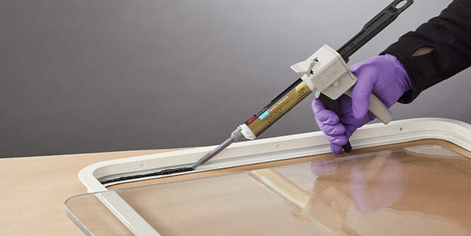 Ứng dụng keo cường lực cao 3M lên khung và kính để Dán kín chống ẩm.
