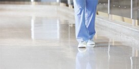 hình ảnh một nhân viên vệ sinh đang đi bộ quanh cơ sở
