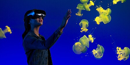 Người phụ nữ khám phá trải nghiệm dưới nước với tai nghe AR/VR
