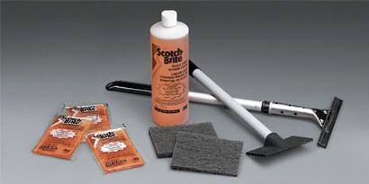 Hệ thống vệ sinh vỉ nướng sạch nhanh 3M™ Scotch-Brite™, bao gồm dung dịch vệ sinh, miếng cọ vỉ nướng, giá kẹp miếng cọ và gậy quét.
