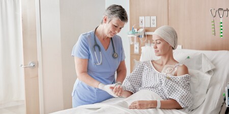 Nhân viên y tế mỉm cười trong lúc chăm sóc bệnh nhân.
