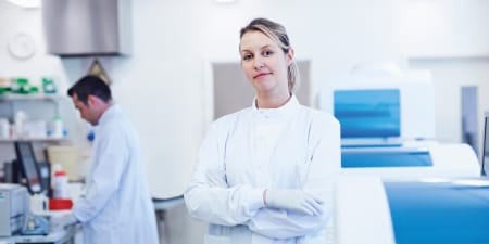 Các chuyên gia thực hiện nghiên cứu tại nơi làm việc
