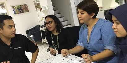 Phuong Nguyen discusses the project with YUM team
