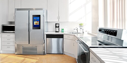 Nhà bếp rộng rãi hiện đại với các thiết bị mới nhất và ánh sáng mặt trời chiếu vào.
