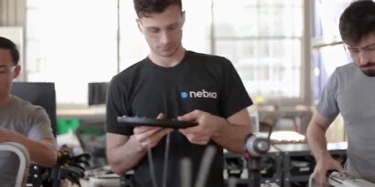 Công nhân dán Băng keo 3M™ VHB™ lên một miếng trang trí trước khi gắn vào sản phẩm chính
