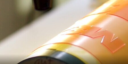 Hình chiếu của một tấm khuôn in Flexo trên một trục quay đang chạy trong máy in
