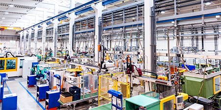 Hình ảnh nội thất công nghiệp nói chung với máy móc hạng nặng và trần nhà cao.
