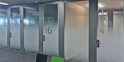 cửa kính mờ của phòng họp công ty để tạo sự riêng tư cho nhân viên
