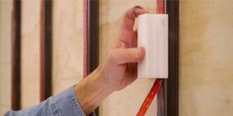 Một công nhân gỡ Băng 3M™ VHB™ khỏi thanh dọc trong khi sử dụng công cụ băng cầm tay của 3M
