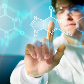 Người đàn ông chạm vào cấu trúc phân tử trên màn hình.