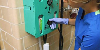 Ống định lượng hóa chất 3M có thể giúp bạn khử trùng nhà máy để đảm bảo sạch sẽ
