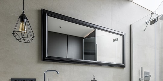 gắn các điểm nhấn trang trí như gương bằng keo
