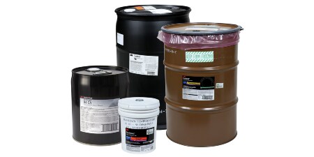 Hình ảnh hiển thị các loại keo công nghiệp số lượng lớn với nhiều kích cỡ khác nhau, từ thùng nhựa đến các loại thùng phuy có kích thước đa dạng.
