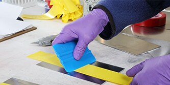 Các bàn tay đeo găng dùng Dụng cụ Bôi Tay 3M™ dụng cụ băng keo cầm tay PA1
