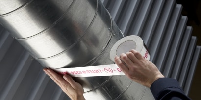 Công nhân đang dán Băng keo màng kim loại Scotch 3326 vào ống dẫn HVAC
