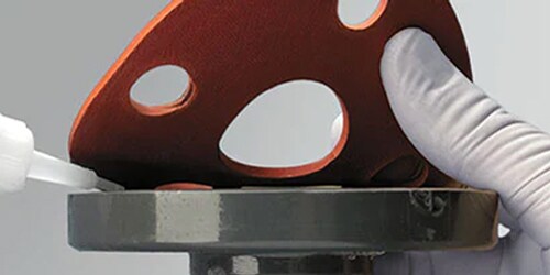 Bắn keo 3M Scotch-weld lên các bộ phận gioăng cao su và kim loại.
