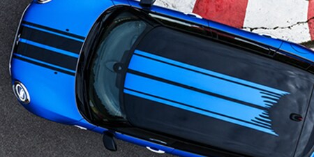 Chiếc xe hơi màu xanh lam có dán wrap xe ô tô che phủ một phần với giá wrap xe ô tô phải chăng
