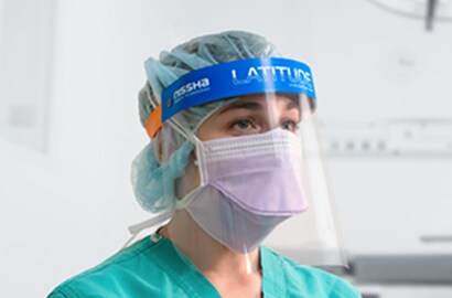 Bác sĩ đeo tấm chắn bảo vệ mặt LATITUDE ™ PLUS với Phim chống hơi ẩm 3M ™