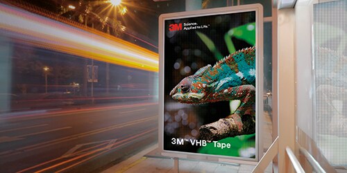 Bảng hiệu đường phố kỹ thuật số hiện đại dọc hai bên đường với những chiếc xe mờ chạy ngang qua.
